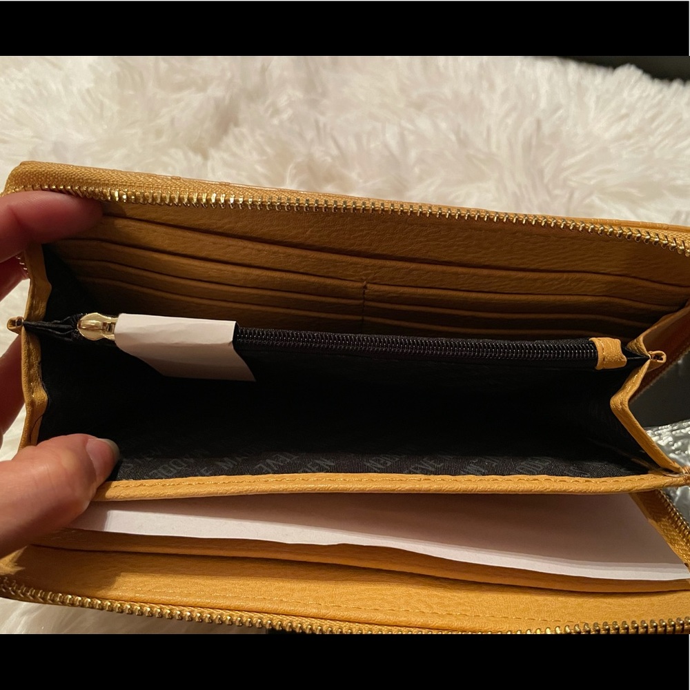 New Steve Madden Wristlet - Picture 3 of 4
